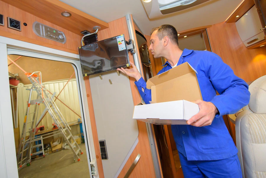 Mecánico de autocaravanas instalando tv